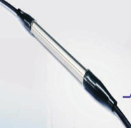 YS-T100鎧裝型光纖光柵溫度傳感器是采用雙端出纖型，具有結(jié)構(gòu)堅(jiān)固的優(yōu)點(diǎn)，防火防爆，應(yīng)用于油罐、電纜、混凝土測(cè)溫以及隧道、消防等溫度測(cè)量領(lǐng)域。