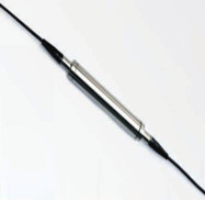 YS-S100表面式光纖光柵應(yīng)變傳感器是基于光纖光柵的傳感過(guò)程是通過(guò)外界物理參量對(duì)光纖布拉格（Bragg）波長(zhǎng)的調(diào)制來(lái)獲取傳感信息，是一種波長(zhǎng)調(diào)制型光纖傳感器?？杉友b在被測(cè)結(jié)構(gòu)物的表面，具有長(zhǎng)期穩(wěn)定性好、精度高、操作方便等特點(diǎn)。