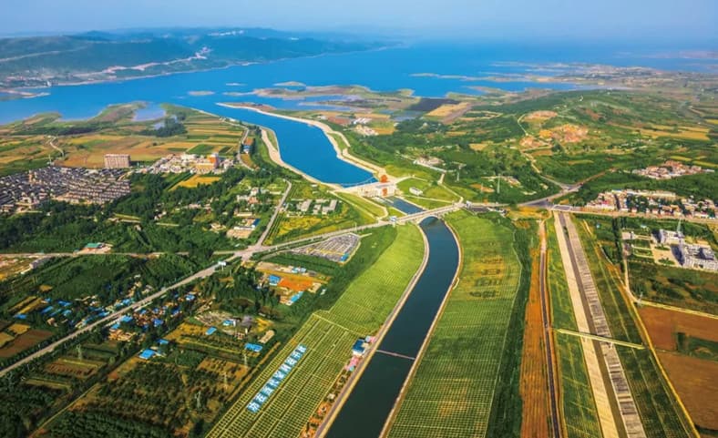 1725844121516519.jpg 圖4 南水北調(diào)中線工程“水龍頭”—陶岔渠首樞紐工程航拍圖.jpg