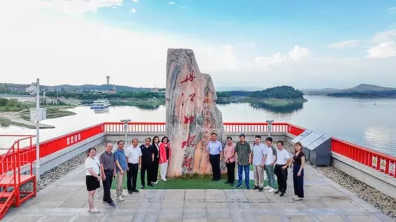 1728872545611949.jpg 采風(fēng)團(tuán)專家們?cè)诘そ谒畮旌嫌?jpg