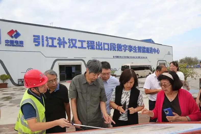 1728872561107355.jpg 采風(fēng)團(tuán)專家們?cè)谀纤闭{(diào)中線引江補(bǔ)漢工程出口段數(shù)字孿生智能建造中心參觀.jpg